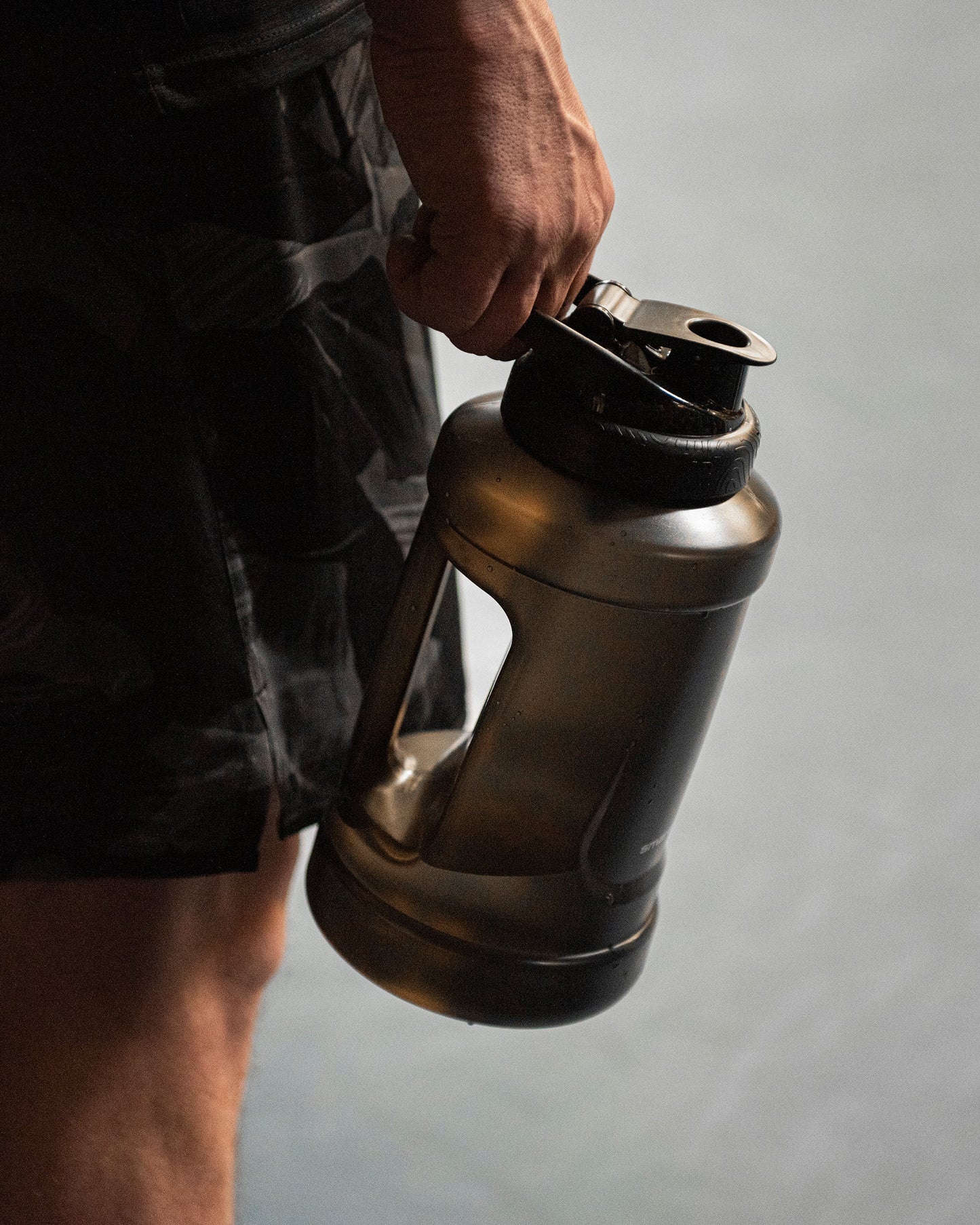 ultimate-jug-black-y4 Smartshake_Ultimate_Jug_black_lifestyle.jpg