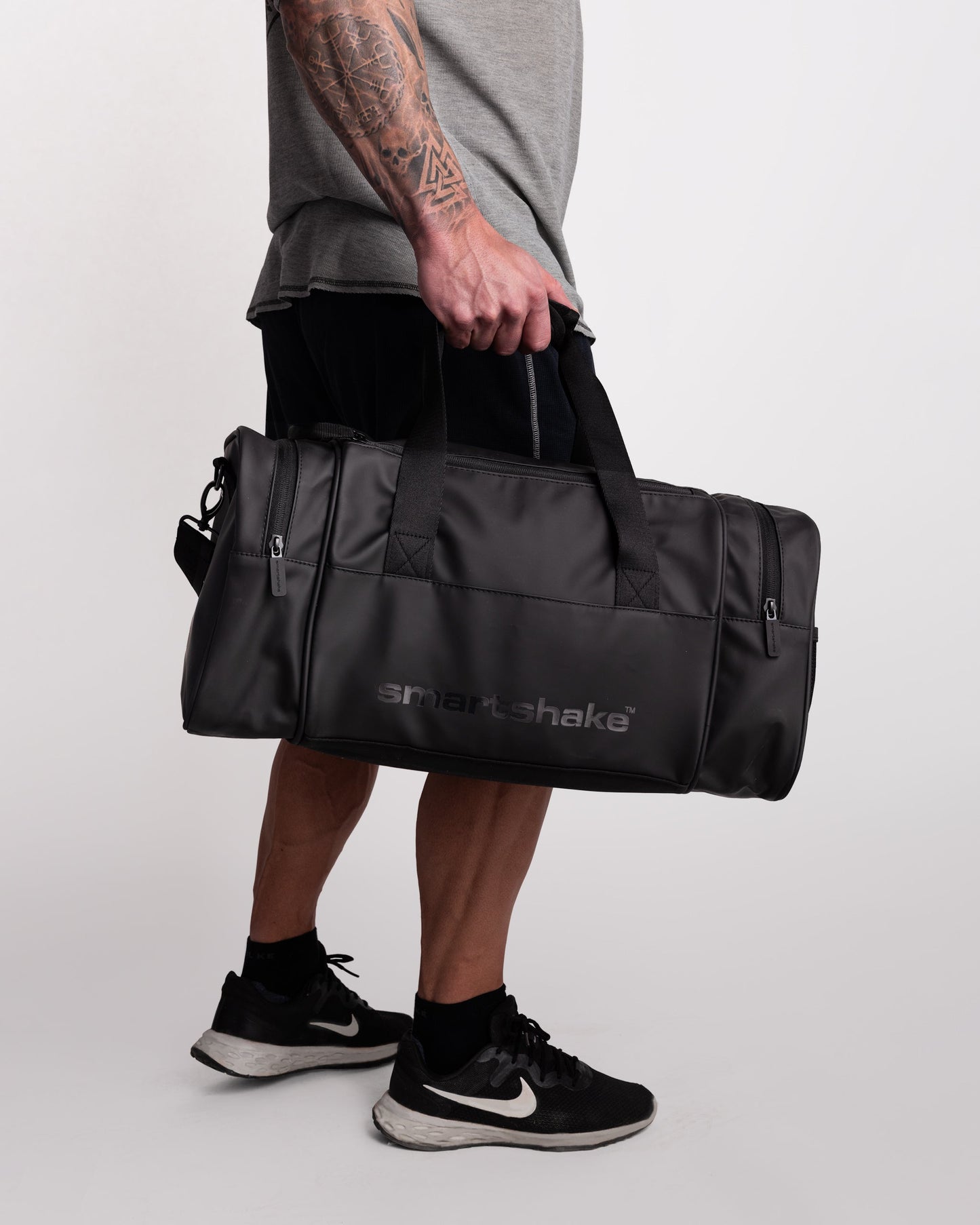gym-bag-black-a9 Smartshake_GymBag_Black_lifestyle.jpg