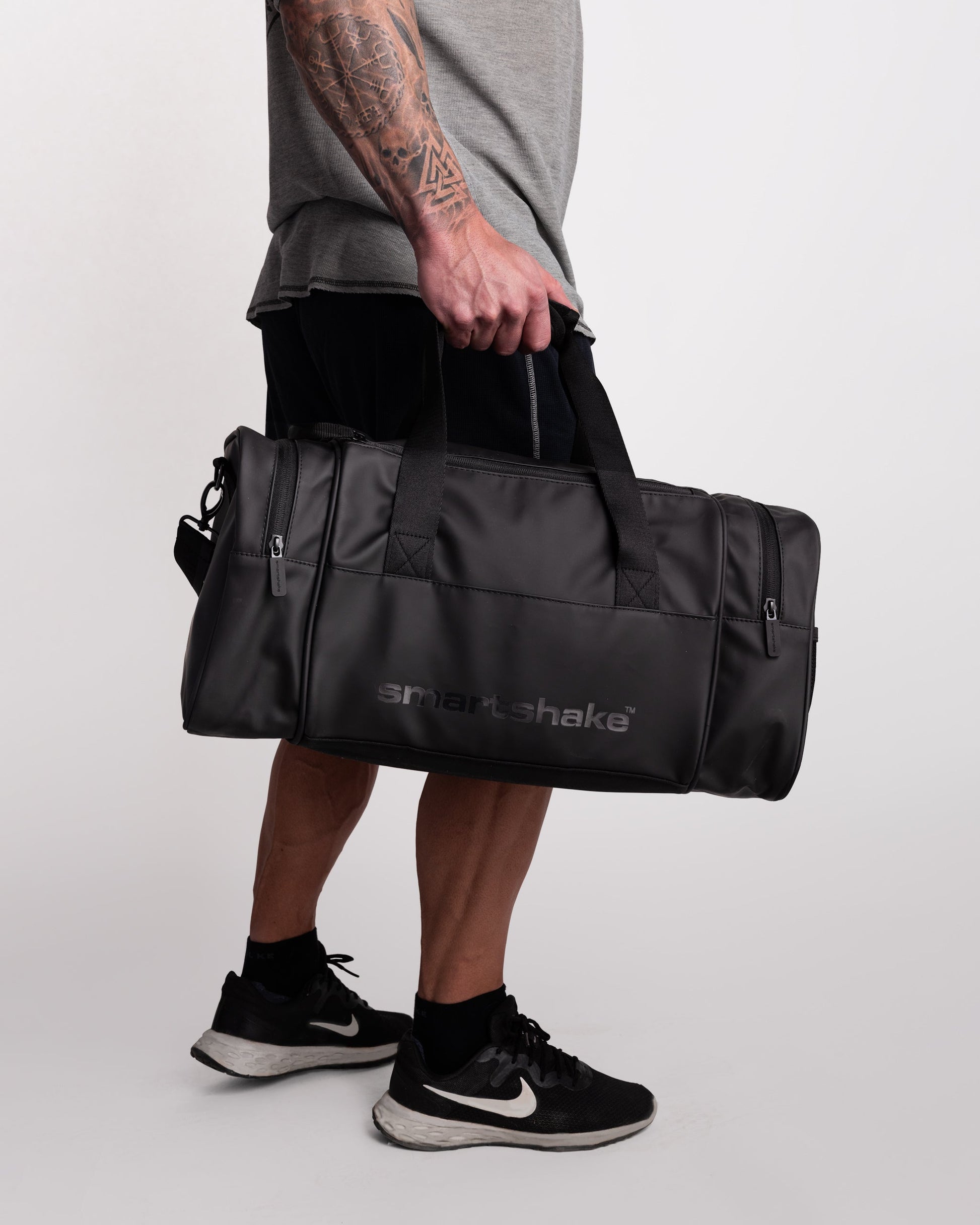 gym-bag-black-a9 Smartshake_GymBag_Black_lifestyle.jpg