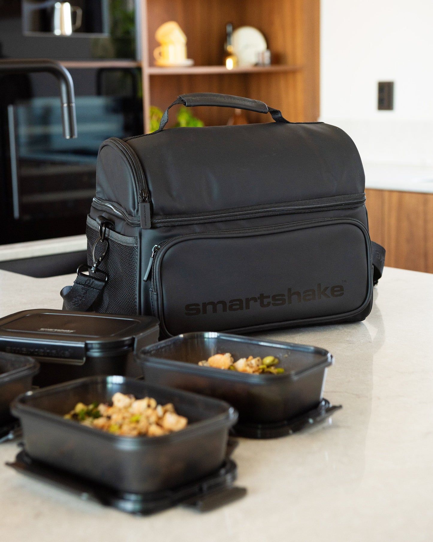 meal-prep-bag-black-with-4-food-containers-and-2-ice-packs-v4 Smartshake_Meal_Prep_Bag_Black_liefstyle.jpg