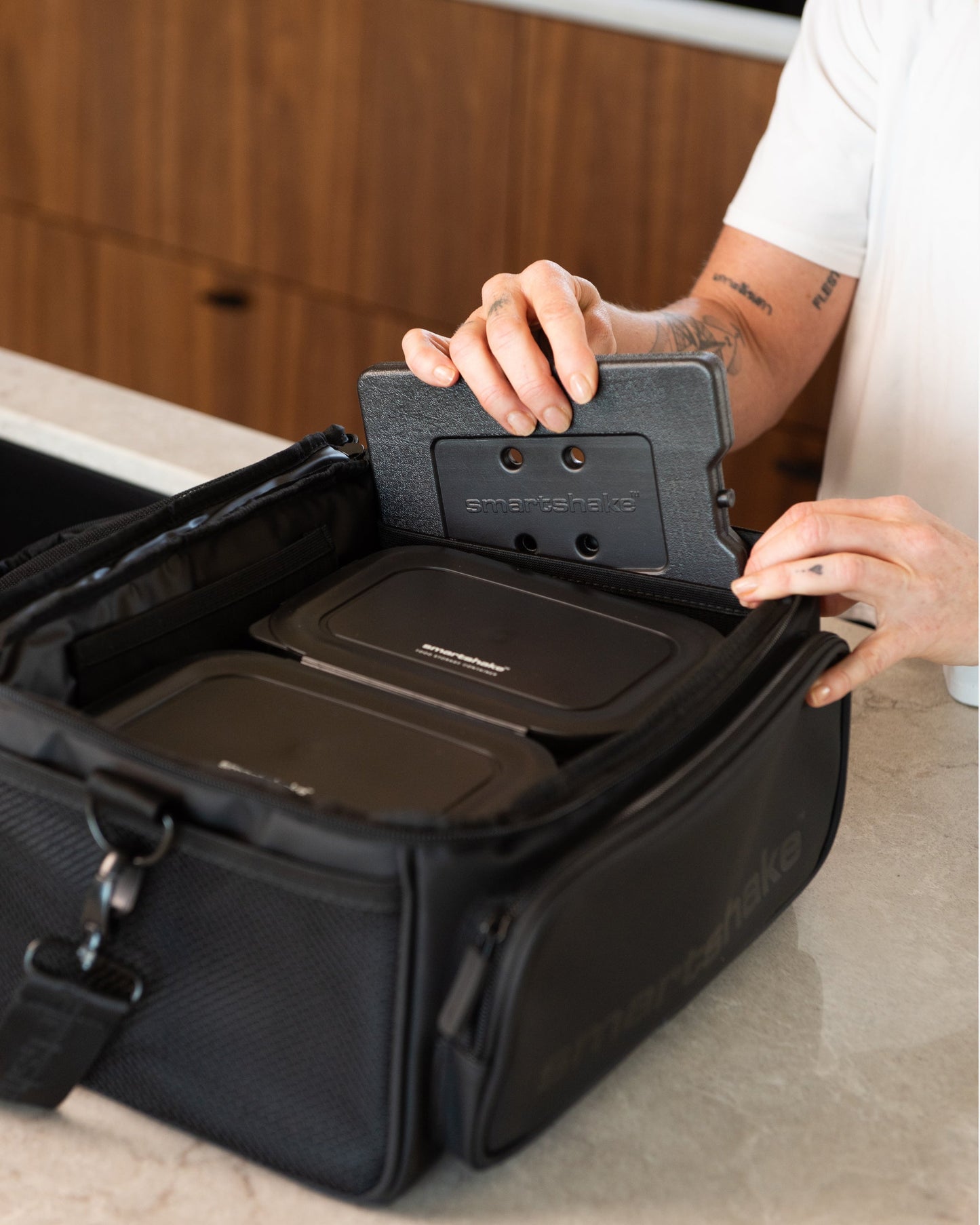 meal-prep-bag-black-with-4-food-containers-and-2-ice-packs-v4 Smartshake_Meal_Prep_Bag_Black_liefstyle_2.jpg
