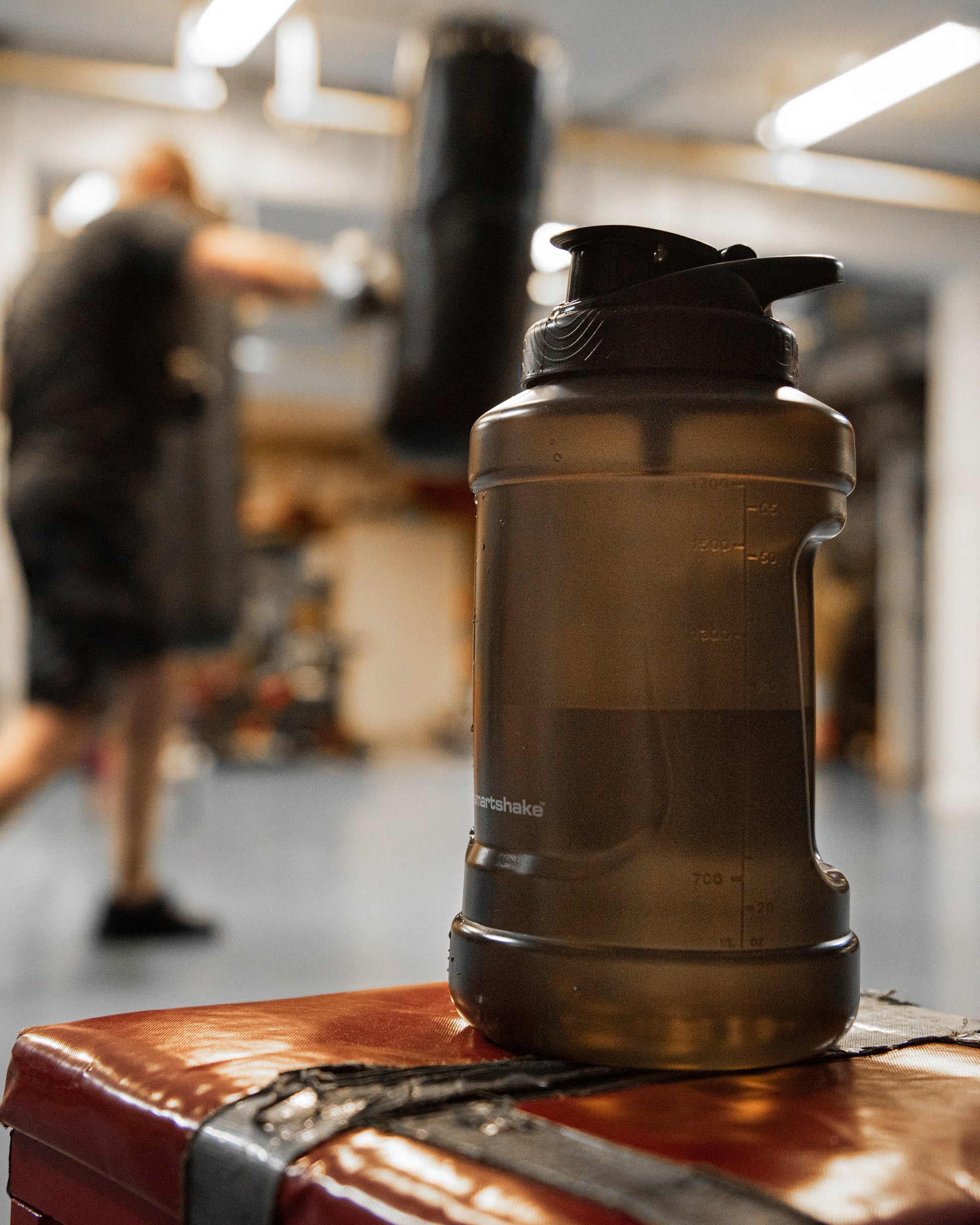 ultimate-jug-black-y4 Smartshake_Ultimate_Jug_black_lifestyle2w.jpg