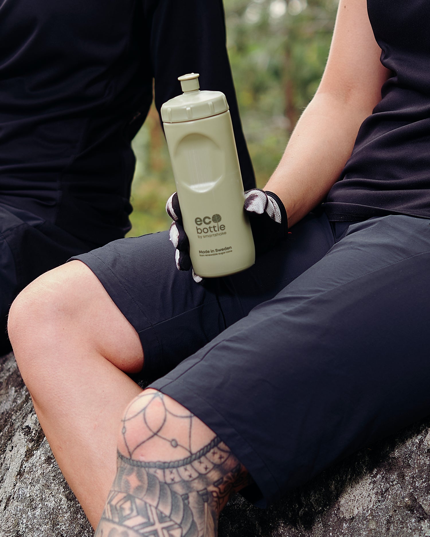 ecobottle-500-squeeze-dusky-green-t0 samrtshake_ecobottle_500_squeeze_lifestyle_dusky_green.jpg
